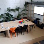 Mesa de reuniones con sondas y manuales de inspección sobre la mesa.