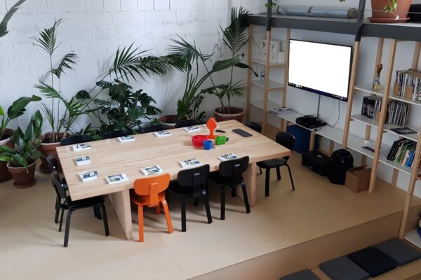 Mesa de reuniones con sondas y manuales de inspección sobre la mesa.