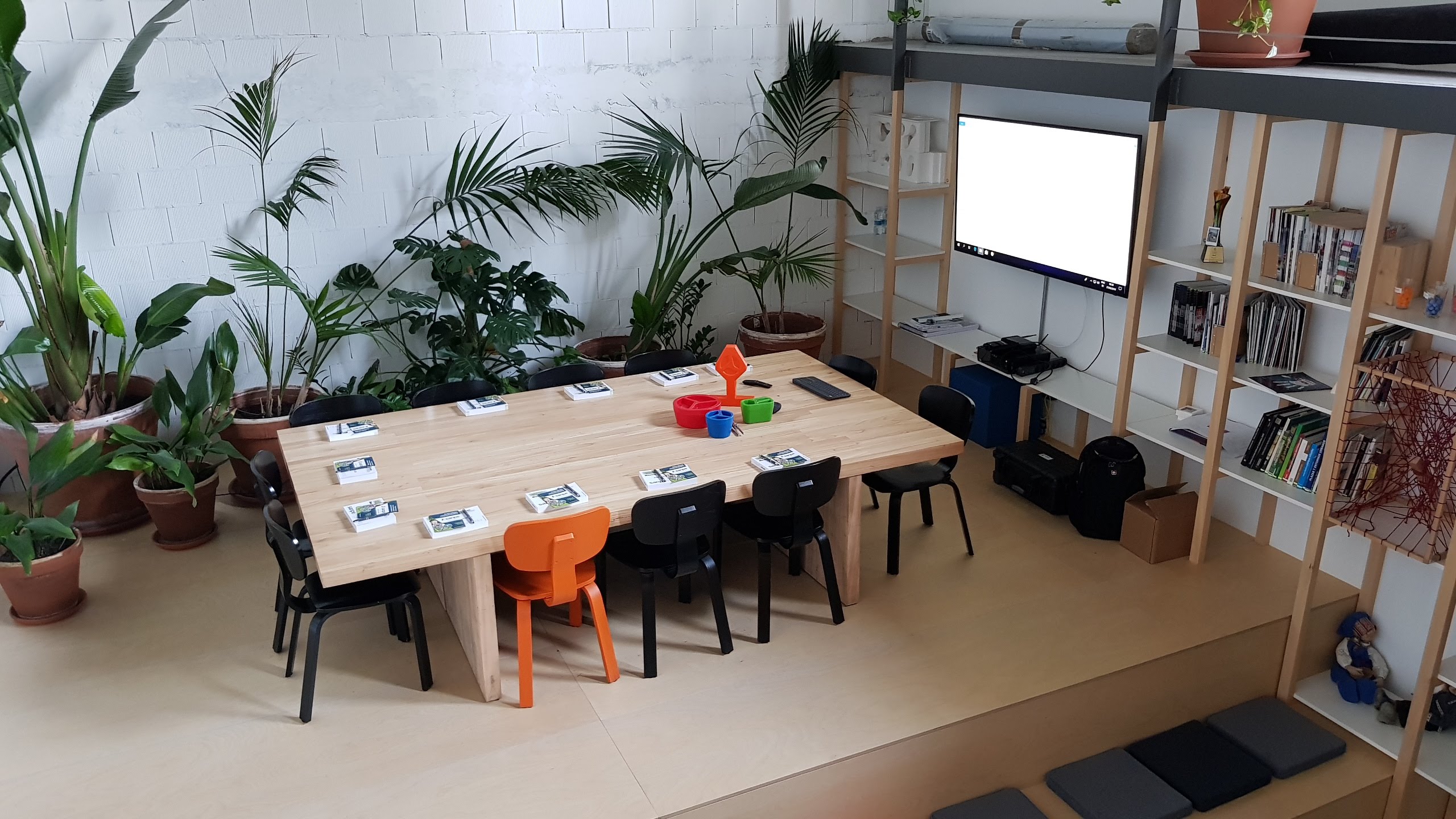 Mesa de reuniones con sondas y manuales de inspección sobre la mesa.